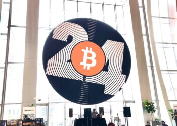 Logo de Bitcoin 2024 en la sede de la conferencia en Nashville.