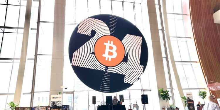 Logo de Bitcoin 2024 en la sede de la conferencia en Nashville.