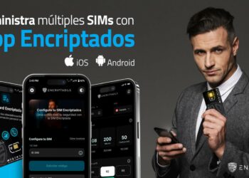 Hombre en traje sostenienddo un telefono celular en su mano de recha y una tarjeta SIM en la izquierda, al lado de tres teléfonos celulares.