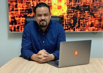 José Luis Guillén aboga por una transición gradual de las finanzas tradicionales a las digitales con criptoactivos.