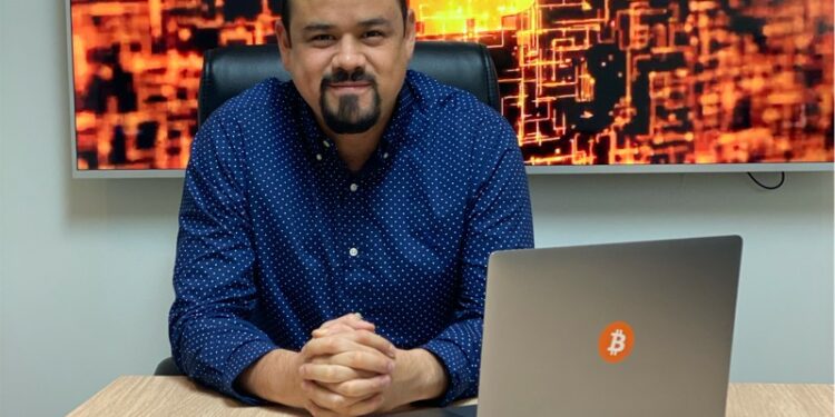José Luis Guillén aboga por una transición gradual de las finanzas tradicionales a las digitales con criptoactivos.