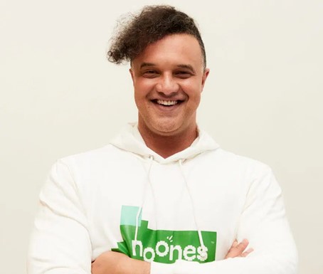 Foto de frente del fundador de NoOnes.