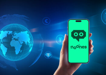 Una mano femenina sosteniendo un telefono celular con el logo de NoOnes en pantalla.