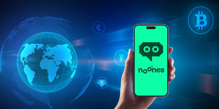 Una mano femenina sosteniendo un telefono celular con el logo de NoOnes en pantalla.