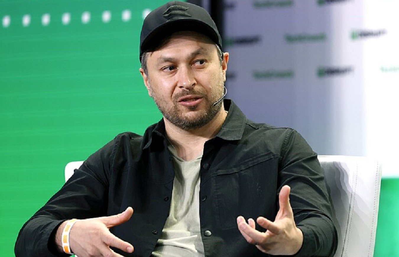 Anatoly Yakovenko, fundador de Solana sentado vistiendo chaqueta y gorra negra.
