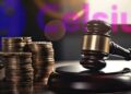 un mazo judicial golpeando un bloque de madera para reflejar la decisión de un juez en una demanda de Celsius contra Tether.