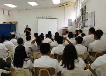 Un salón de clases con estudiantes recibiendo la instrucción de Mi Primer Bitcoin.