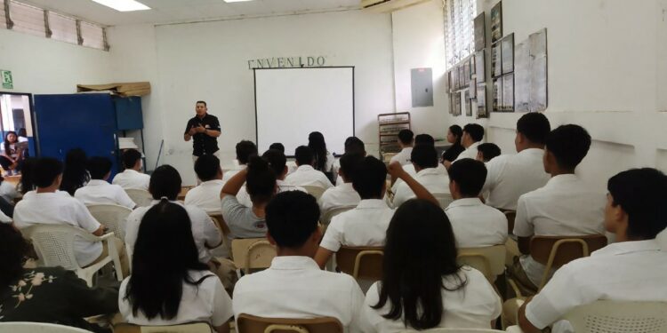 Un salón de clases con estudiantes recibiendo la instrucción de Mi Primer Bitcoin.