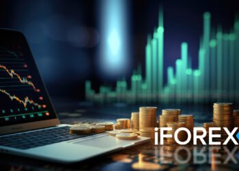 Varias pilas de monedas al lado de una portatil y el logo de iForex.