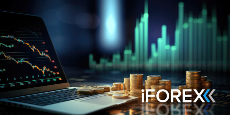 Varias pilas de monedas al lado de una portatil y el logo de iForex.