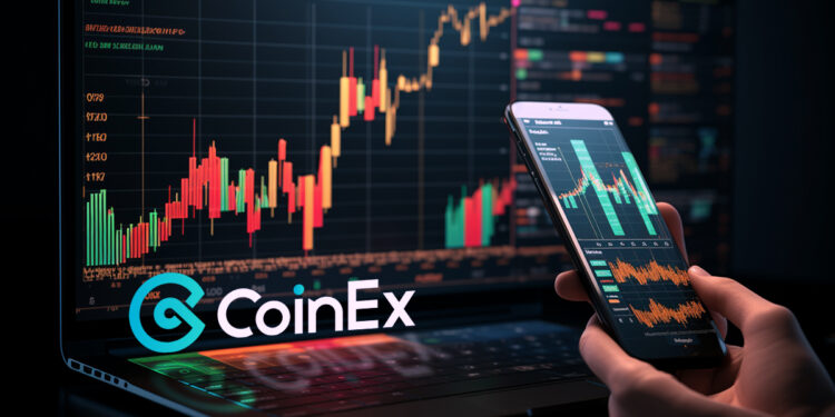 Una mano masculina sosteniendo un teléfono celular frente a una pantalla de computadora y el logo de CoinEx al lado.