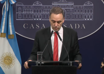 Manuel Adorni, vocero presidencial de Argentina. Fuente: Casa Rosada - YouTube.