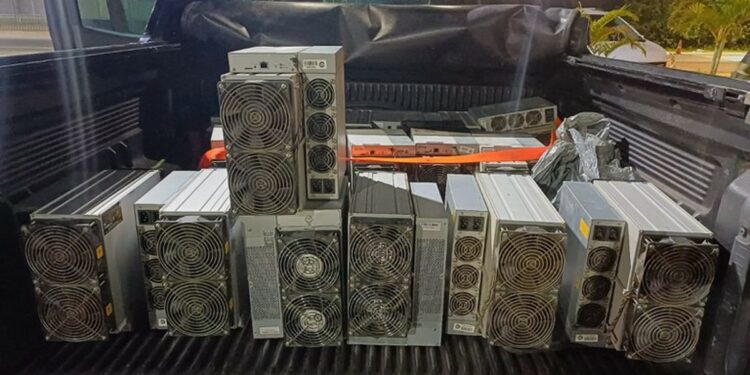 Los agentes descubrieron que los equipos ASIC de minería de Bitcoin carecían de las facturas fiscales. Fuente: PRF.