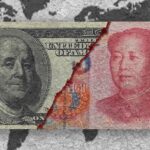 un billete de dólar cortado a la mitad frente a un billete de yuan cortado a la mitad.