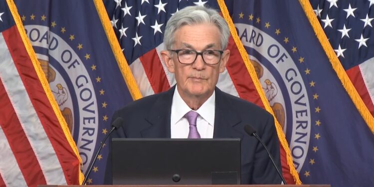 Jerome Powell habla sobre la decisión de recortar las tasas de interés. Fuente: Fed.