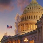 Fachada del Congreso de Estados Unidos frente un atardecer.