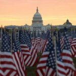 El Congreso de Estados Unidos con múltiples banderas del país en primer plano.