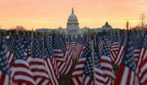 El Congreso de Estados Unidos con múltiples banderas del país en primer plano.