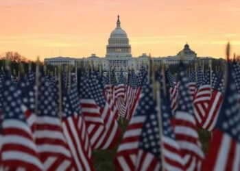 El Congreso de Estados Unidos con múltiples banderas del país en primer plano.