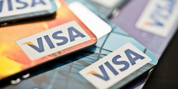 Tarjetas VISA apiladas.