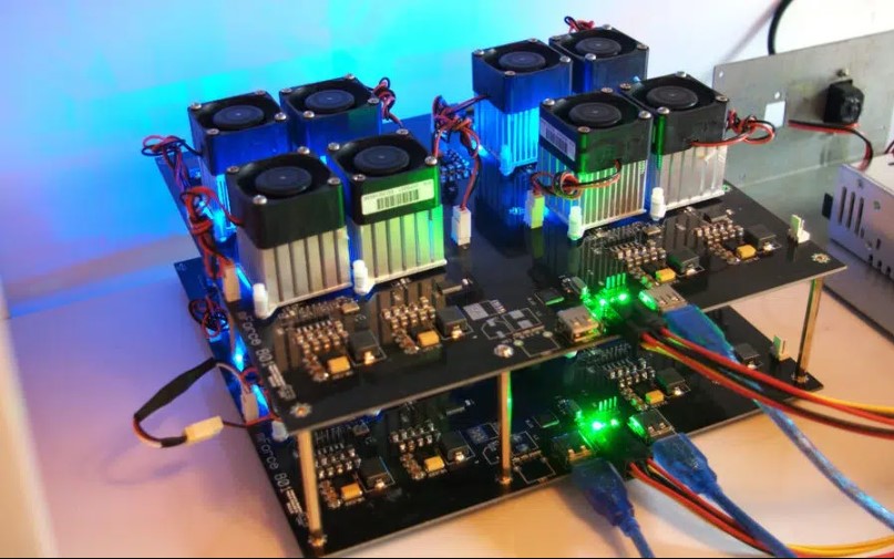 Múltiples FPGA conectados mediante una placa