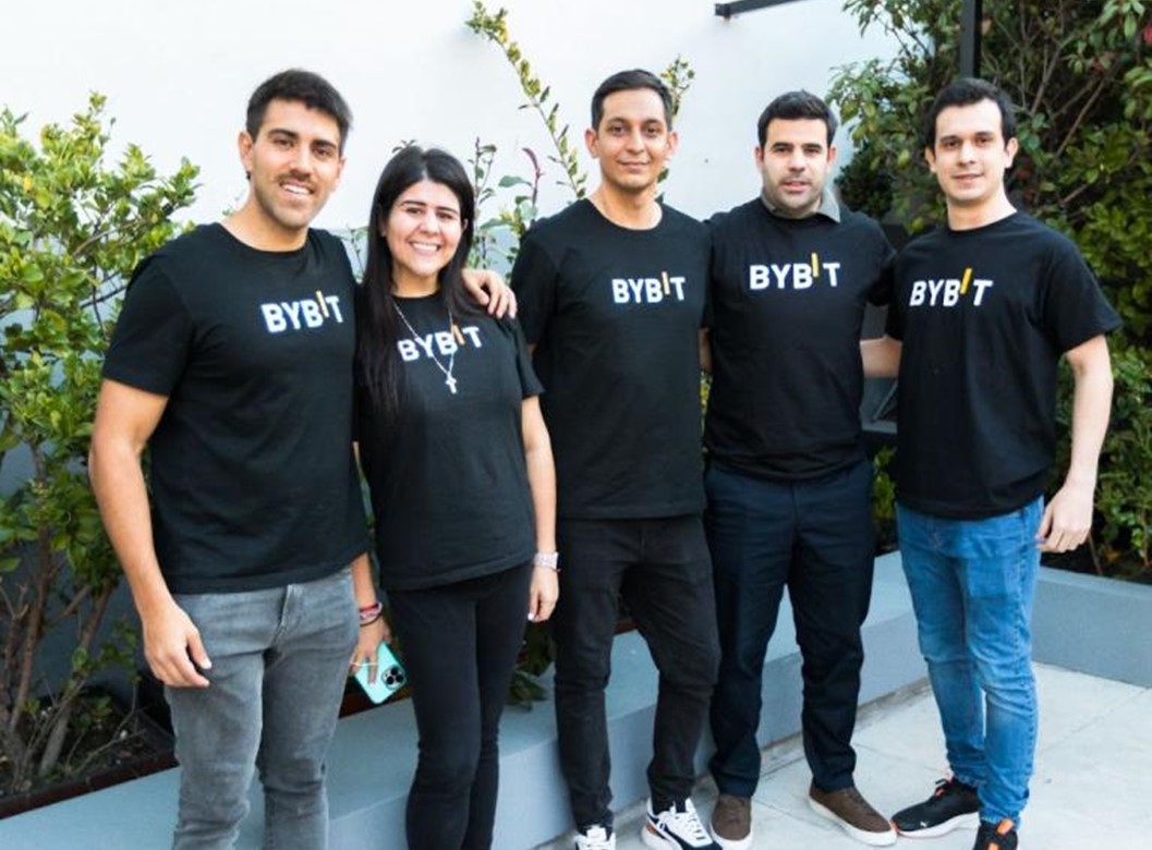 Cinco miembros del equipo P2P de Bybit posando para la foto en Argentina.