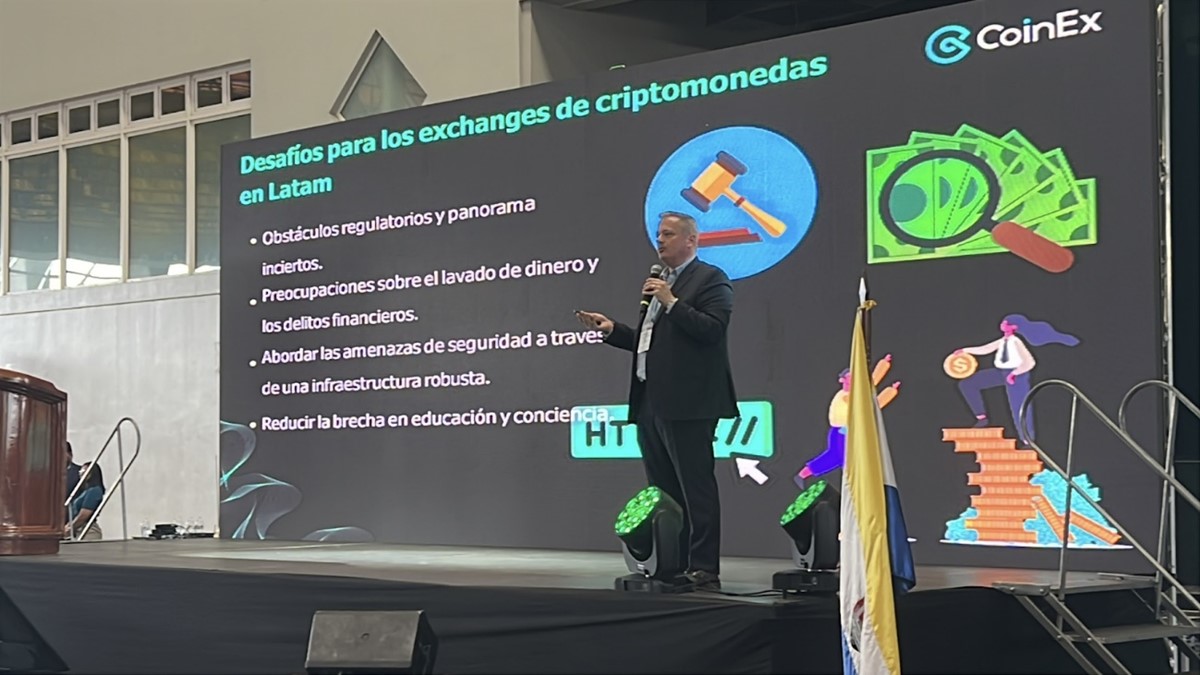 Pedro Gutiérrez, director de LATAM de CoinEx, da un discurso en el evento.