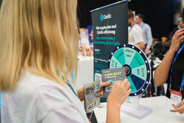 Una mujer joven en el stand de CoinEx.