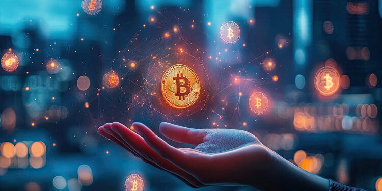 Una mano de mujer sobre la cual flota una moneda dorada de bitcoin.