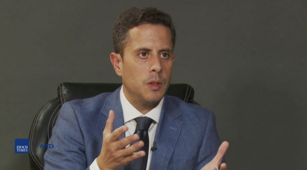 Ammous dndo una charla sobre economía.