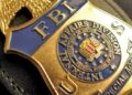 Una chapa de funcionario del FBI.