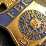 Una chapa de funcionario del FBI.