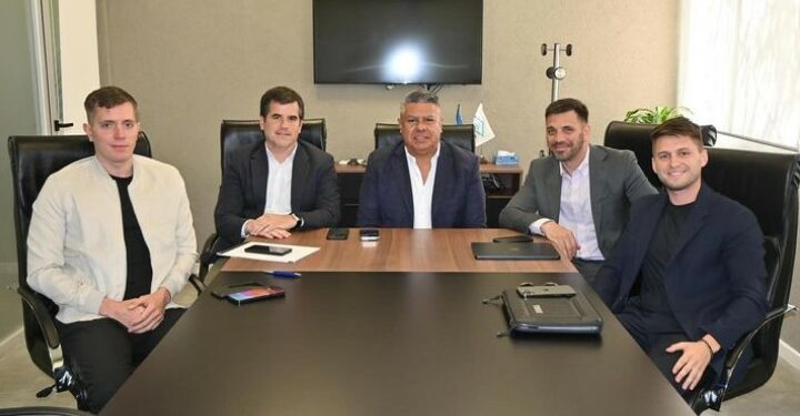 Chiqui Tapia se reunió hace unos días con los ejecutivos de Win Investments. Fuente: Chiqui Tapia.