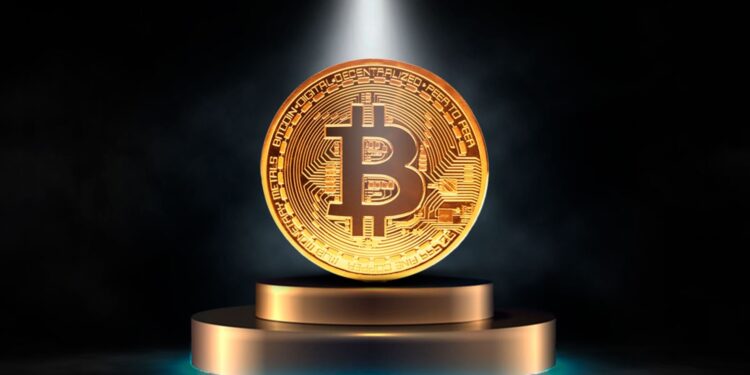 Una moneda dorada de bitcoin de canto en un pedestal.