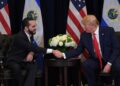 El presidente de El Salvador, Bukele y el de Estados Unidos, Trump, estrechando sus manos.