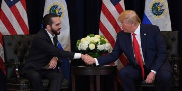 El presidente de El Salvador, Bukele y el de Estados Unidos, Trump, estrechando sus manos.