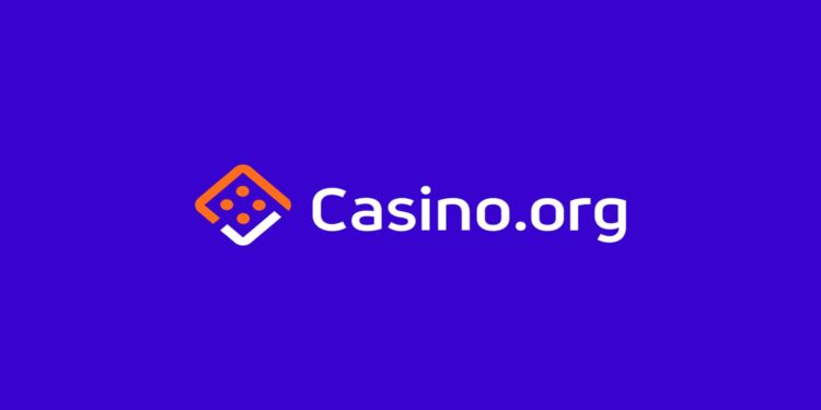 Logo de la empresa Casino.org sobre fondo azul.