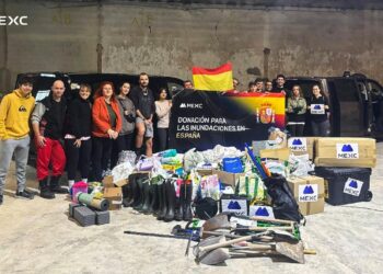 Grupo de personas del equipo de MEXC España con provisiones para los damnificados de Valencia.