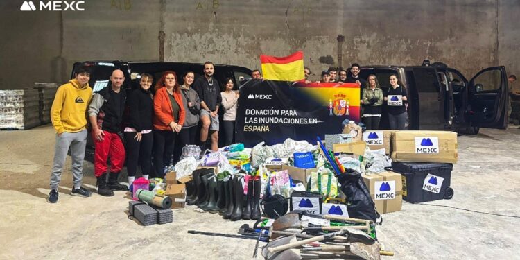 Grupo de personas del equipo de MEXC España con provisiones para los damnificados de Valencia.