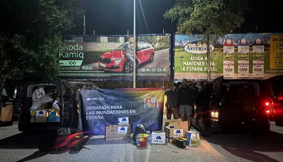 Pancartas y vehículos con provisiones.
