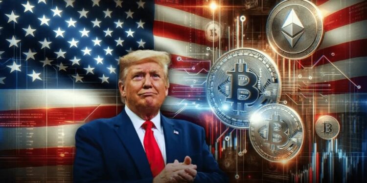 Donald Trump en traje azul, corbata roja con la bandera de Estados unidos detrás y un par de monedas de bitcoin al lado.