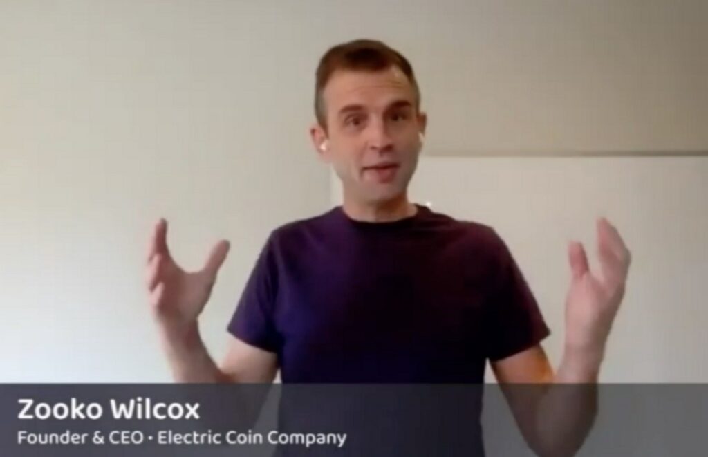 Wilcox imparte conferencias y conversatorios de forma frecuente en redes sociales y otros medios.