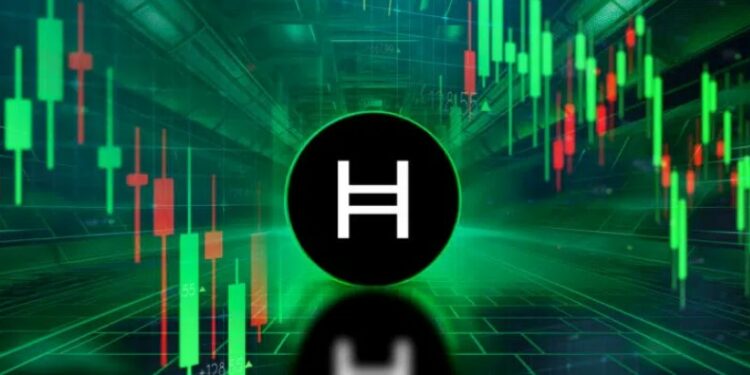 El anuncio de la solicitud para lanzar un ETF de hedera tuvo un impacto inmediato en el mercado. Fuente: Composición por CriptoNoticias. coinmarketcap.com ; Guido Amrein / stock.adobe.com.
