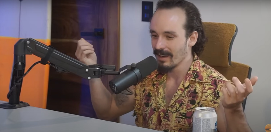 Francis Pouliot conversando en una entrevista acerca de la ciudadela de Bitcoin en Costa Rica.