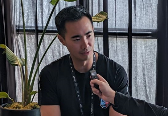 Min Lin (foto), director de negocios de Bitget, entrevistado por CriptoNoticias en LABITCONF. Fuente: Verónica Vidal.