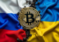 Las banderas de Ucrania y Rusia enfrentadas con una moneda de bitcoin en el centro.
