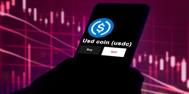 Con TRON-Peg USD Coin, los usuarios pueden de nuevo usar USDC en Tron, aunque en una versión pegada. Fuente: Composición por CriptoNoticias. maurice norbert / wit / stock.adobe.com.