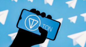 la silueta de una mano con una celular y el logo de TON en la pantalla.