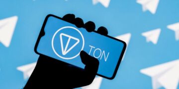 la silueta de una mano con una celular y el logo de TON en la pantalla.