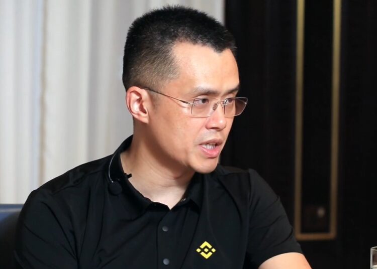 Fotografía de Changeng Zhao ofreciendo declaraciones a los medios.